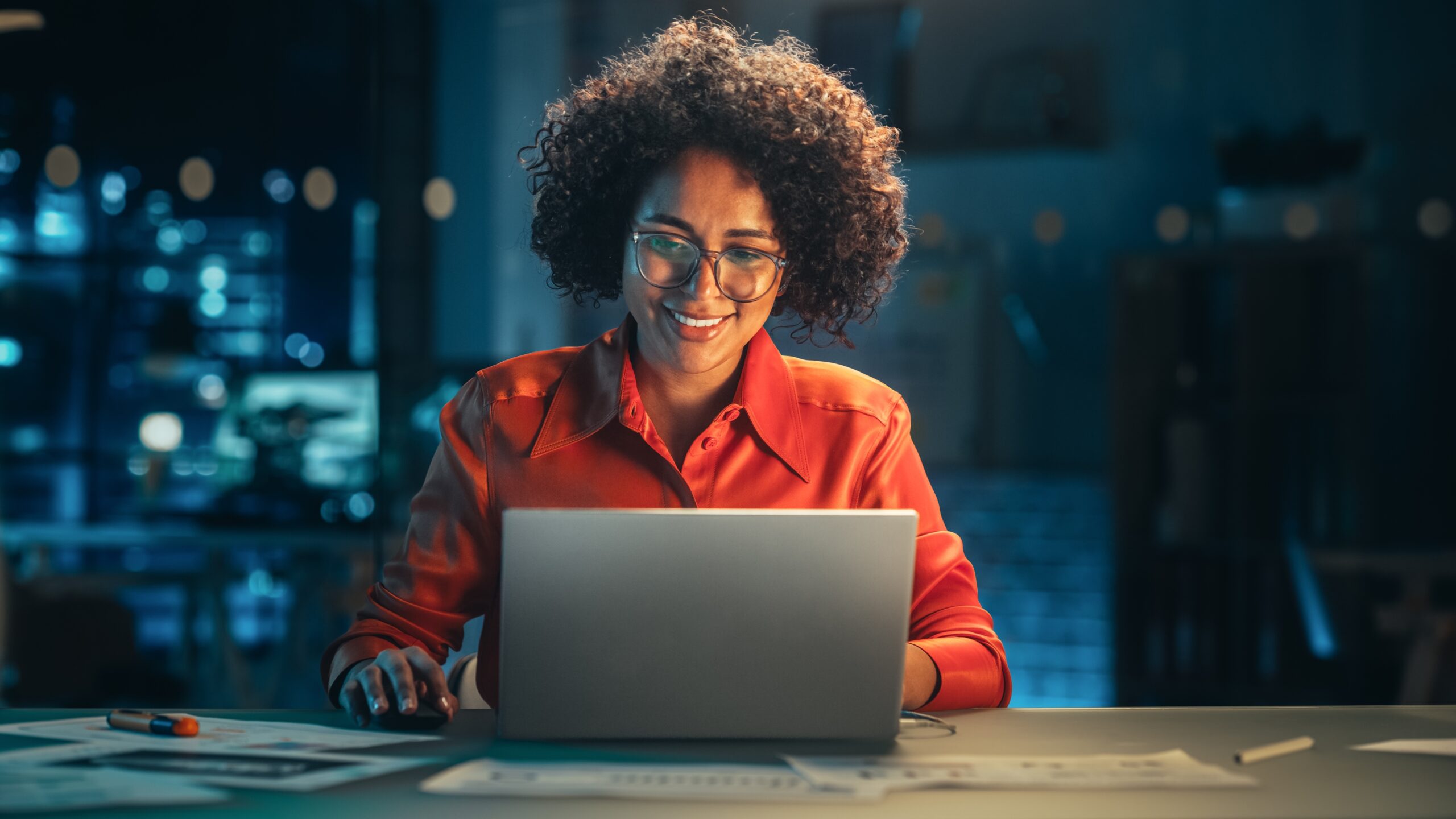 woman-looking-at-laptop